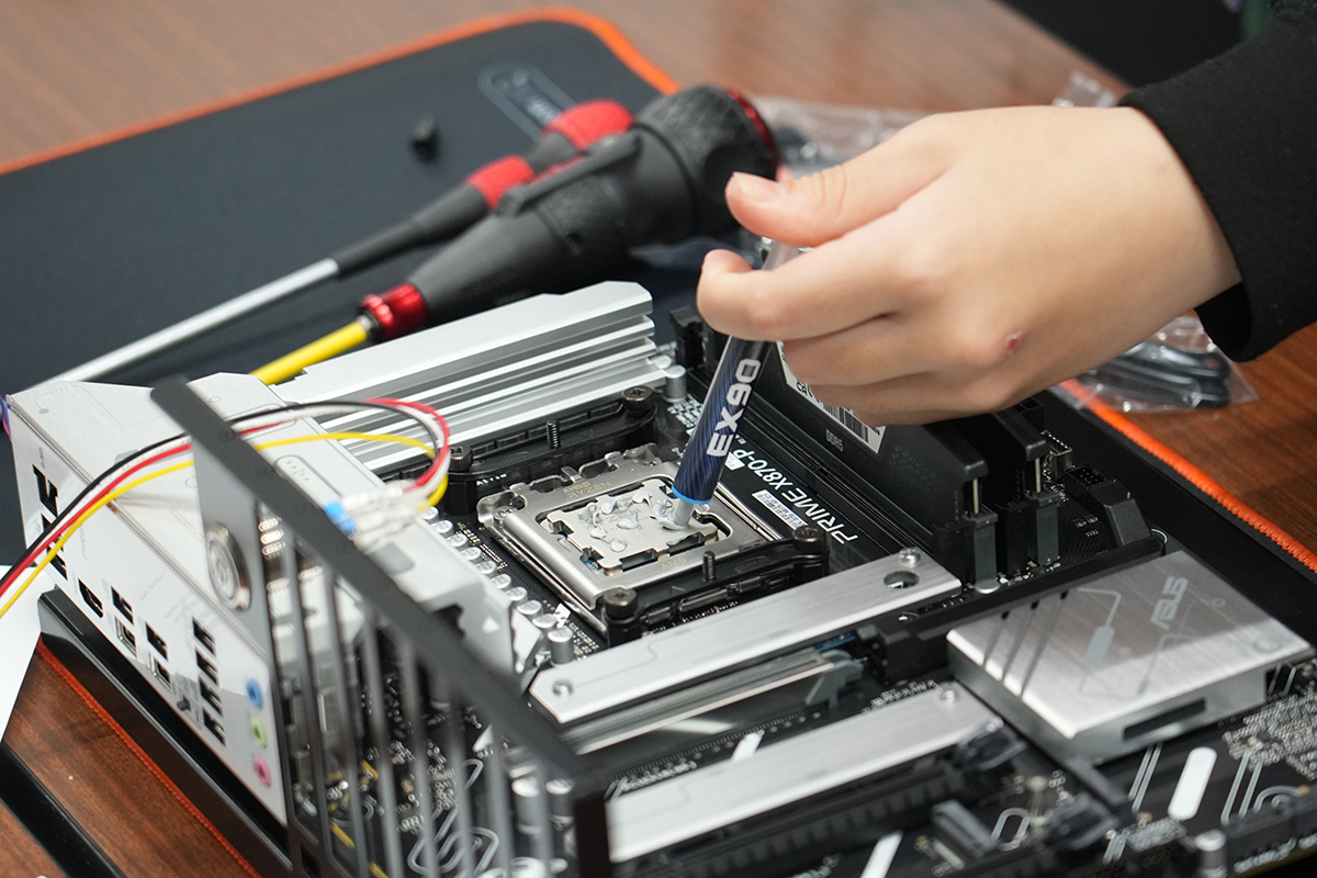 グループ毎に異なるパーツが手渡され、PCが起動するまでを体験。