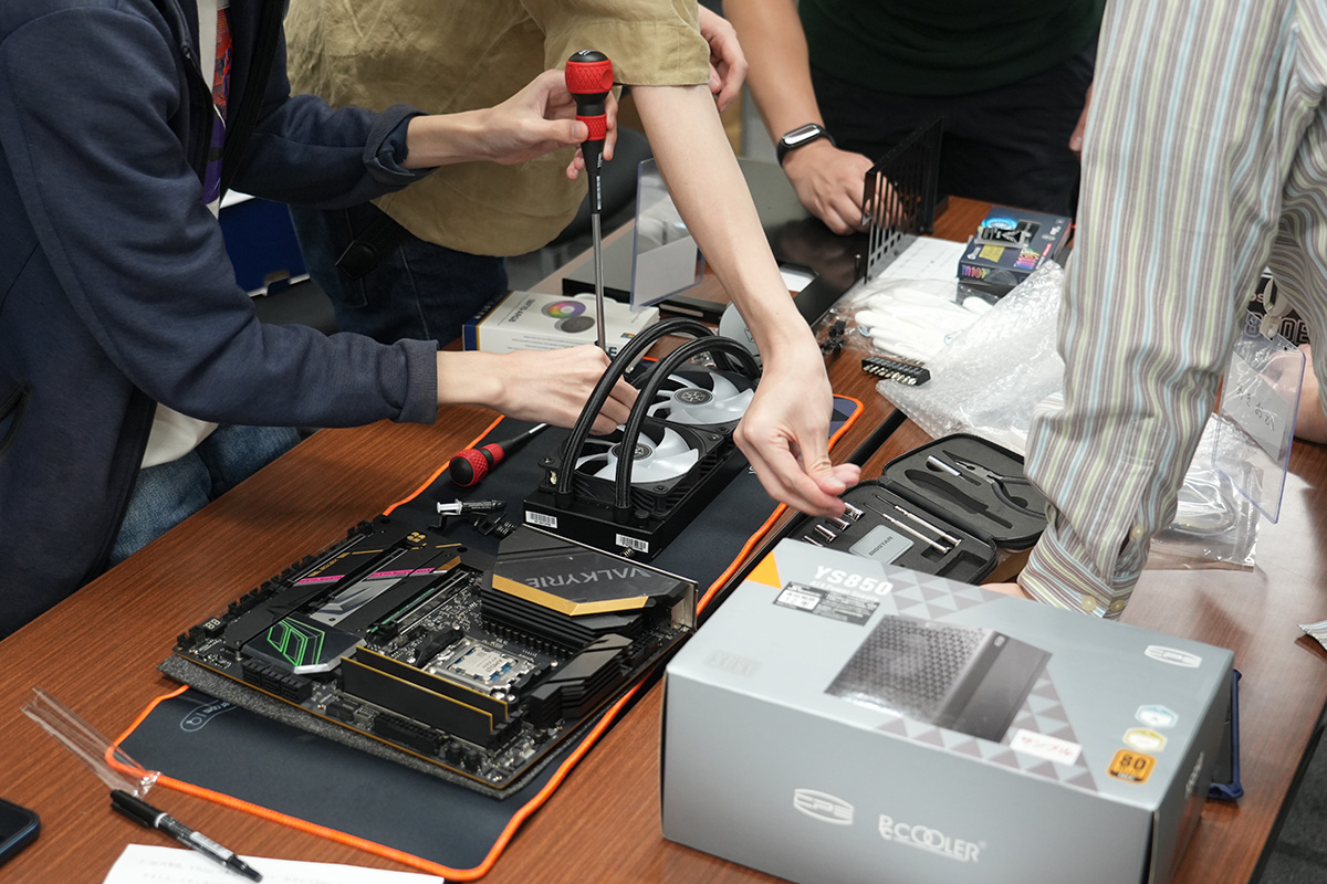 PCパーツ慣れした人が多いこともあり、どのグループも組み立てはかなり順調に進められていました。
