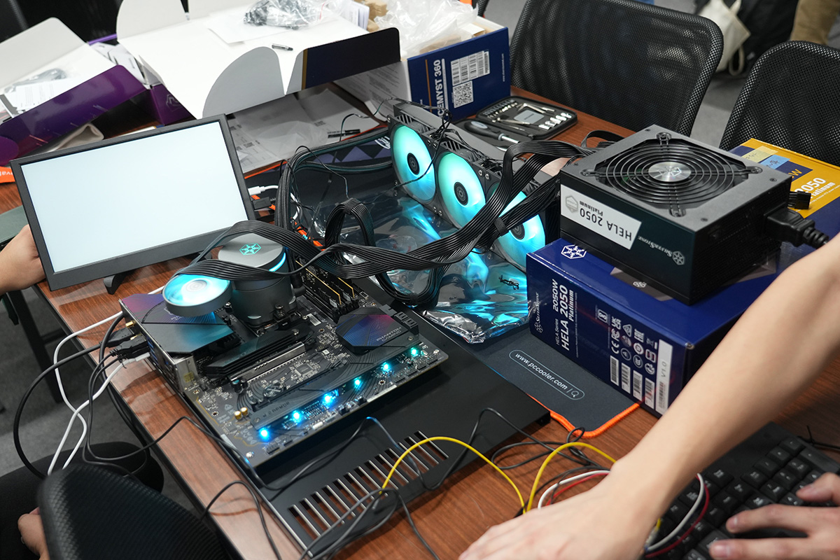 PCが起動するまでを体験してもらったら、各メーカーのBIOSのデザインや操作性の違いなども参加者には体験してもらっていました。