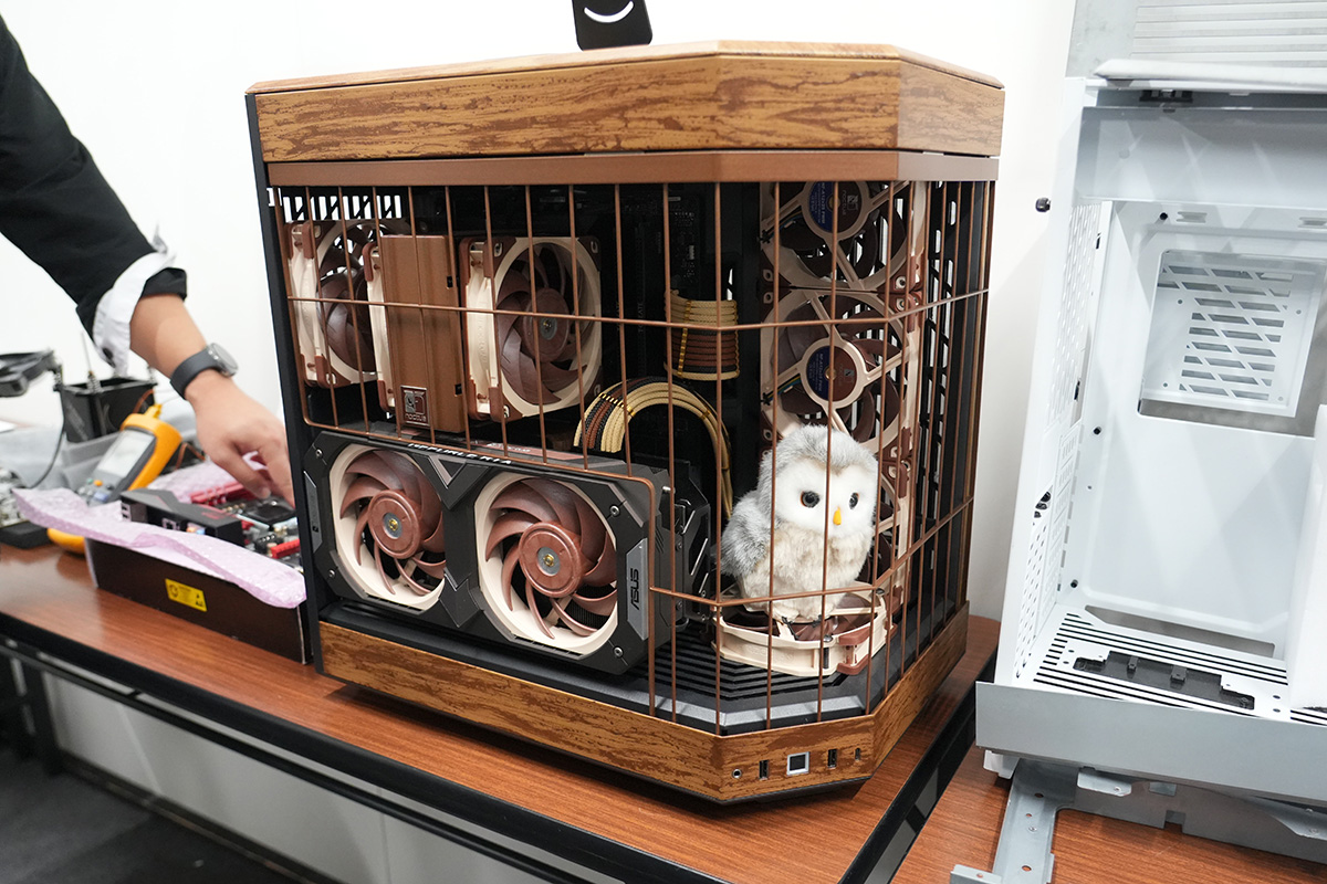 モリケン氏やじーま氏が制作したMOD PCも展示。