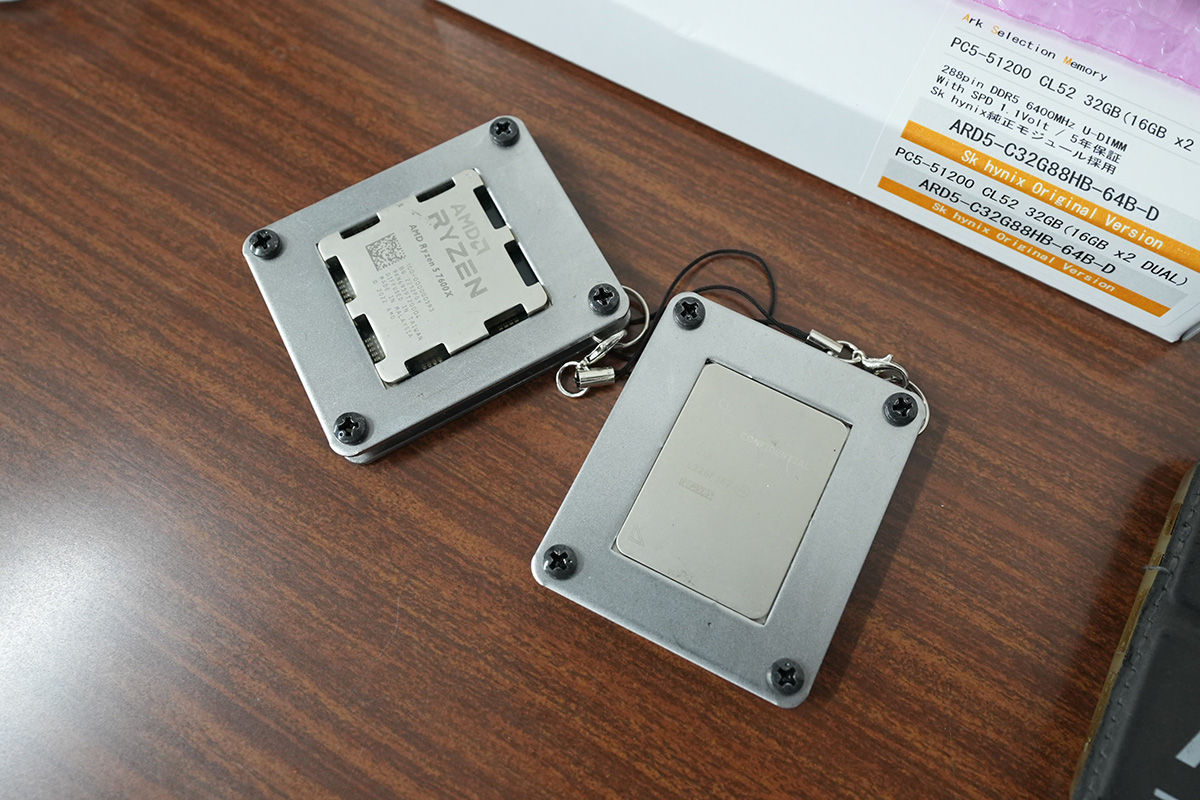 CPUをキーホルダー化する金属フレームの試作品も展示されていました。