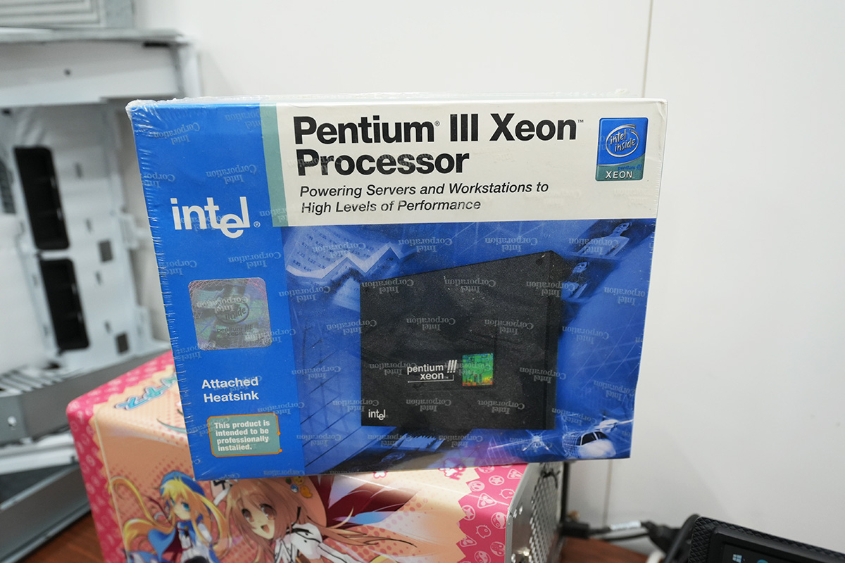 Pentium III Xeonのデッドストック品。
