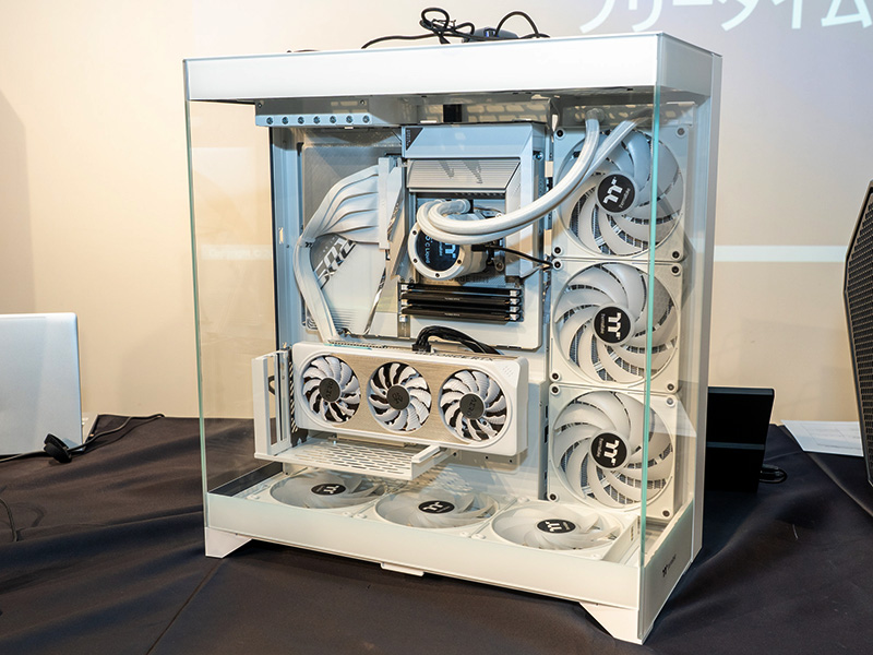 ThermaltakeとGIGABYTEのパーツを用いて白で統一したカラーリングのコラボPC