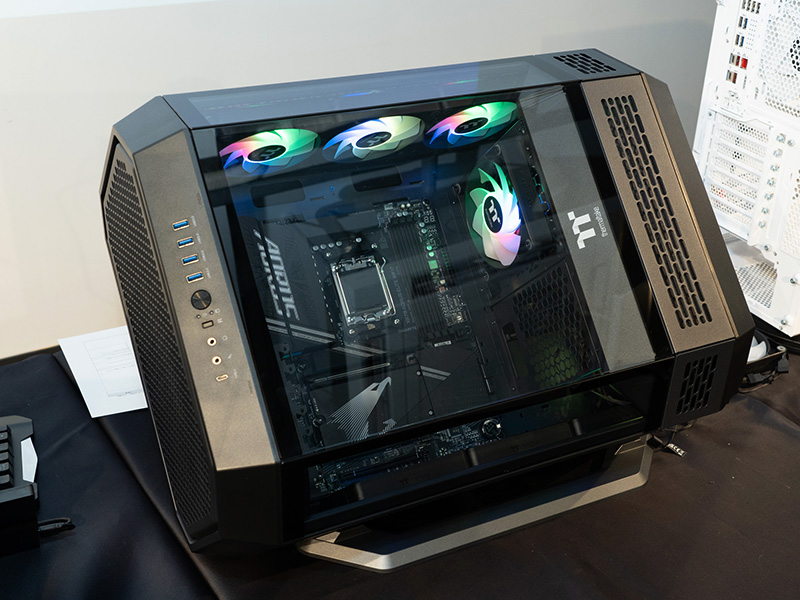 GIGABYTE製マザーボードは、それぞれケースに組み込んだ状態で展示されていた。写真は「X870 AORUS ELITE WIFI7」