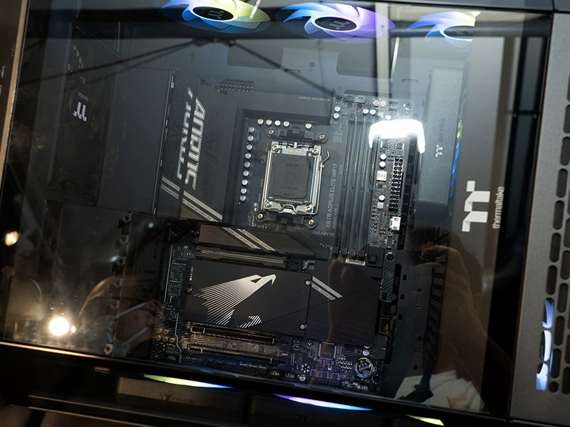 GIGABYTE製マザーボードは、それぞれケースに組み込んだ状態で展示されていた。写真は「X870 AORUS ELITE WIFI7」