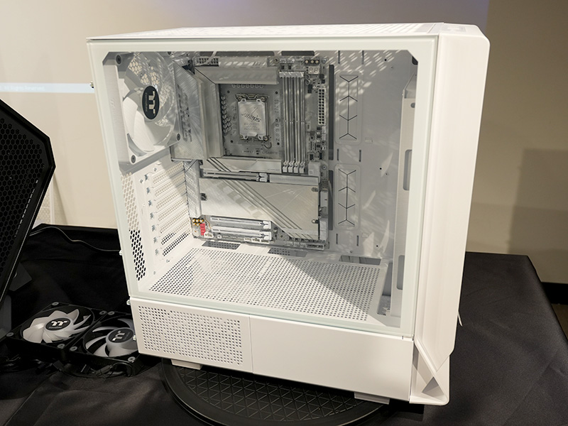 「Z890 AORUS PRO ICE」を組み込んだ作例