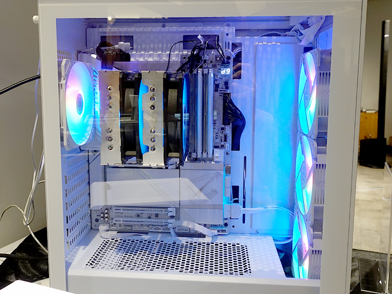 GIGABYTEパーツを搭載した「FARA 515XR」展示