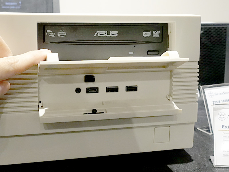 フロント5インチベイとインターフェイスカバーはフロッピードライブ風のデザイン