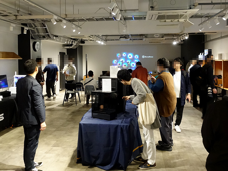 多くの新製品が展示された会場内
