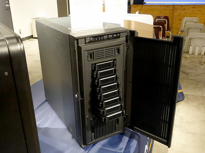 フロントHDDベイ×8搭載の「CS383」