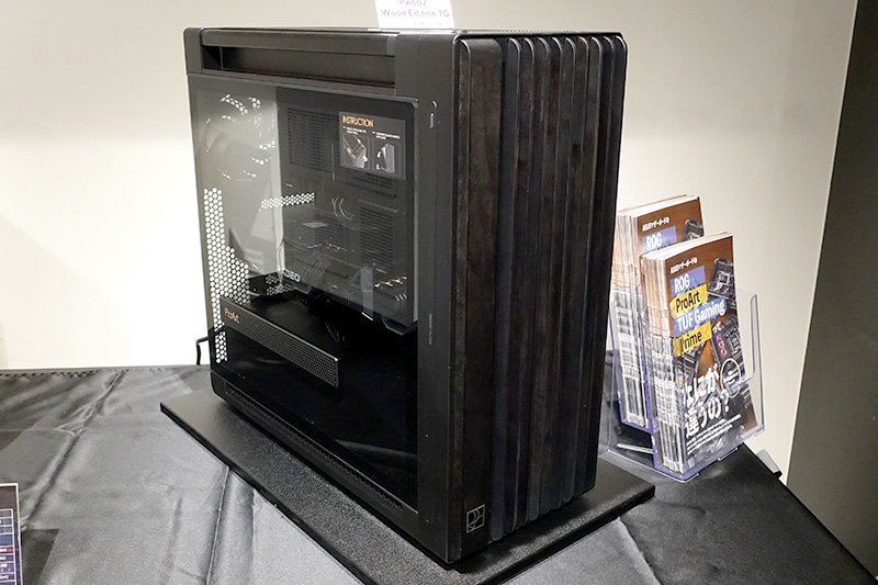 展示されていたのはサイドパネルがガラス製の「ProArt PA602 Wood Edition TG」