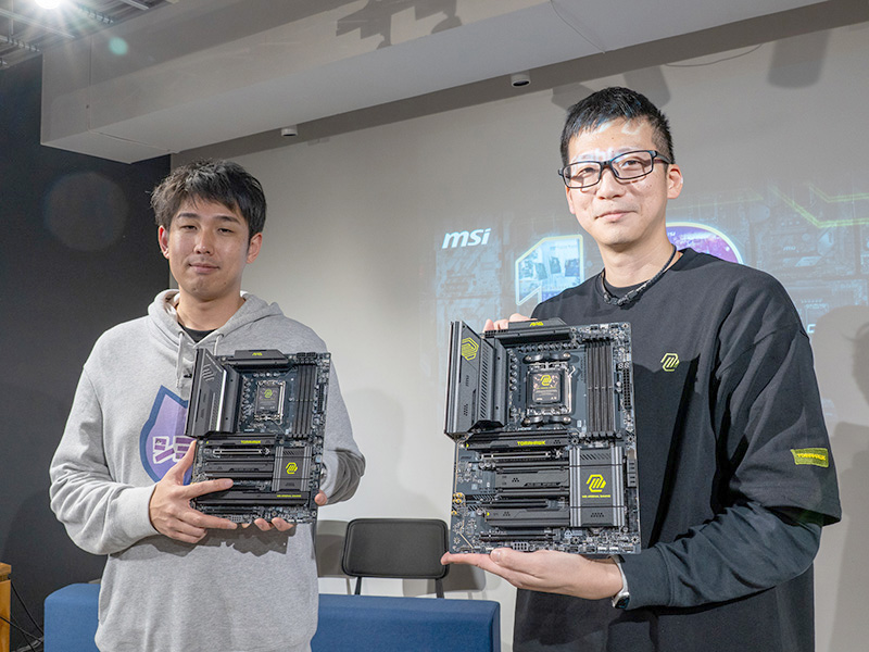 清水貴裕氏（左）とMSI本社のプロダクトマネージャー Bobby Yuan氏（右）