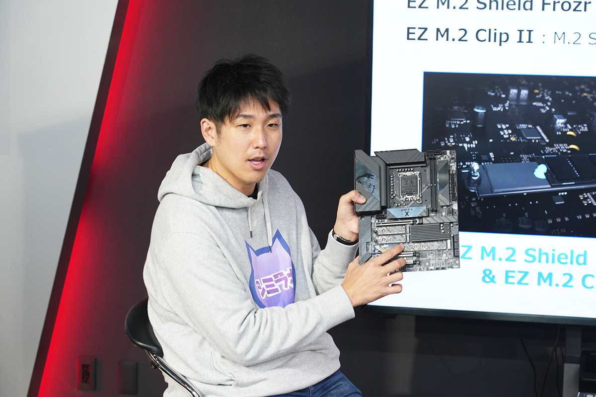 清水 貴裕氏が実演も交えつつ、PCの組み立て方法とMSIのEZ DIYの特徴を解説