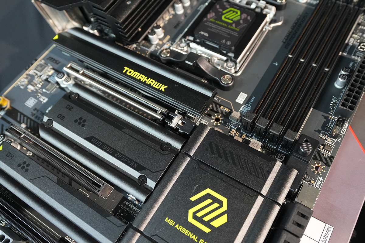 ビデオカードの取り外しが容易になるEZ PCIe Release機能