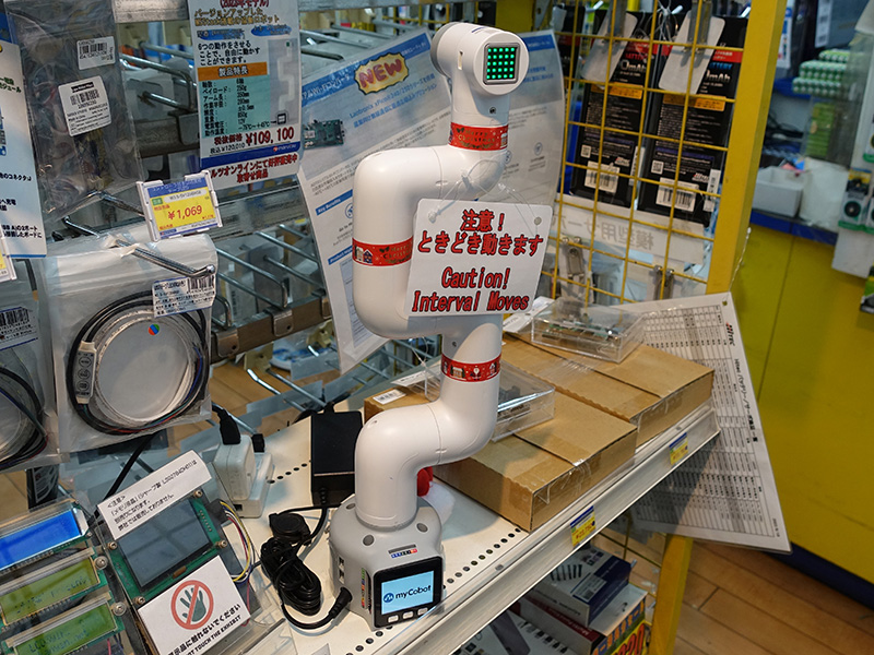 「myCobot 280 M5-ロボットアーム(2023年モデル) 【MYCOBOT-280M5-2023-PSE】」の展示デモが<a href="https://akiba-pc.watch.impress.co.jp/shop/parts/marutu.html" class="deliver_inner_content i">マルツ 秋葉原本店</a>で実施中