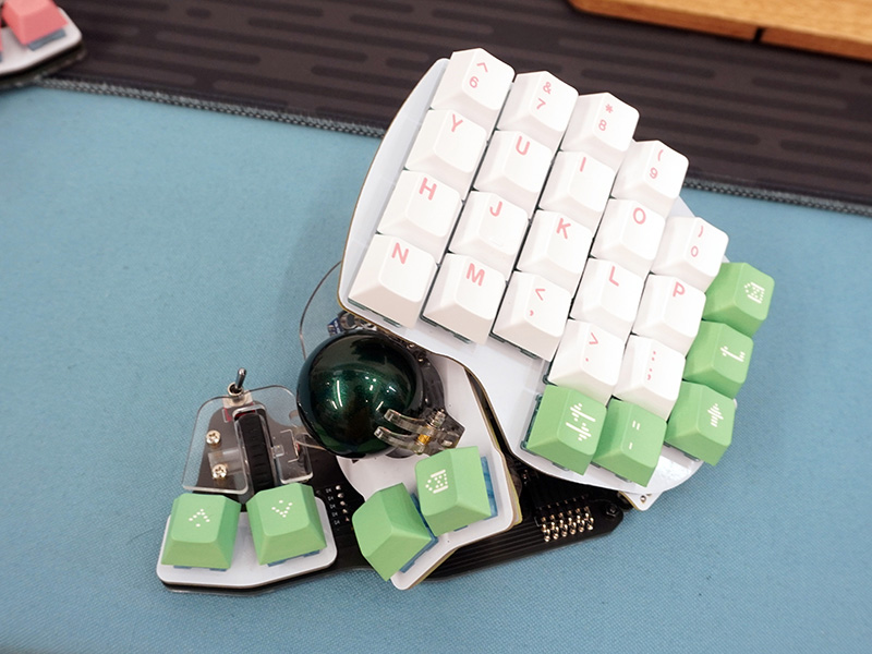 <a href="https://akiba-pc.watch.impress.co.jp/docs/news/news/1516808.html" class="deliver_inner_content i">立体的な形状の28キー自作キーボード「Killer Whale」</a>