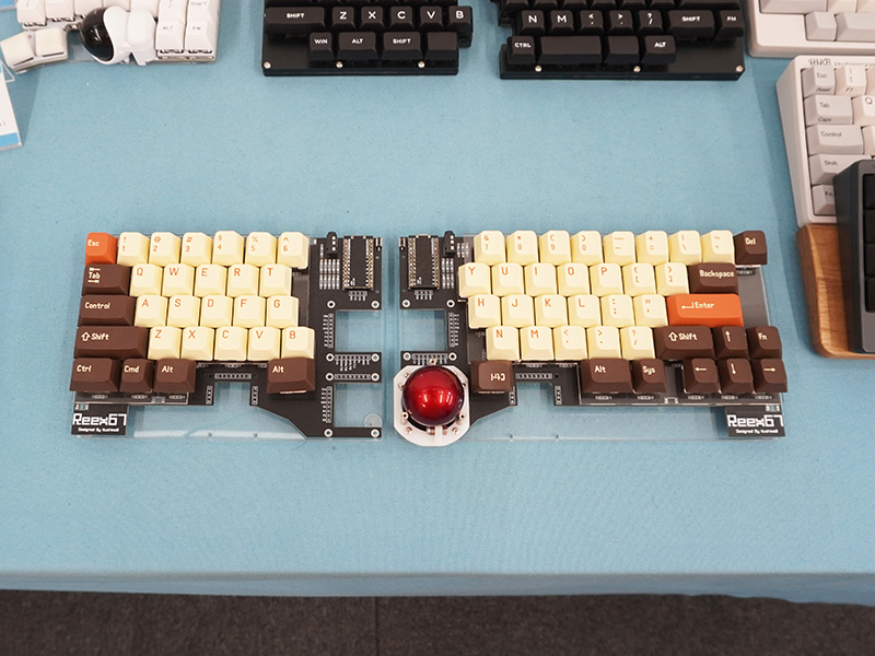 <a href="https://akiba-pc.watch.impress.co.jp/docs/news/news/1514924.html" class="deliver_inner_content i">モジューラー式キーボード自作キット「Reex67」</a>