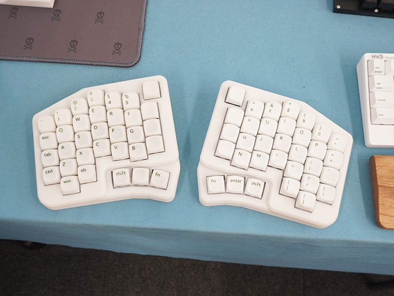 <a href="https://akiba-pc.watch.impress.co.jp/docs/news/news/1511258.html" class="deliver_inner_content i">使いやすさを追求した左右分離型自作キーボードキット「Timothy」</a>