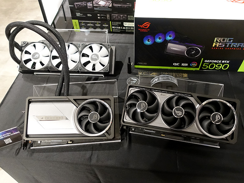 ROG-ASTRAL-LC-RTX5090-O32G-GAMING(左)とROG-ASTRAL-RTX5090-O32G-GAMING(右)