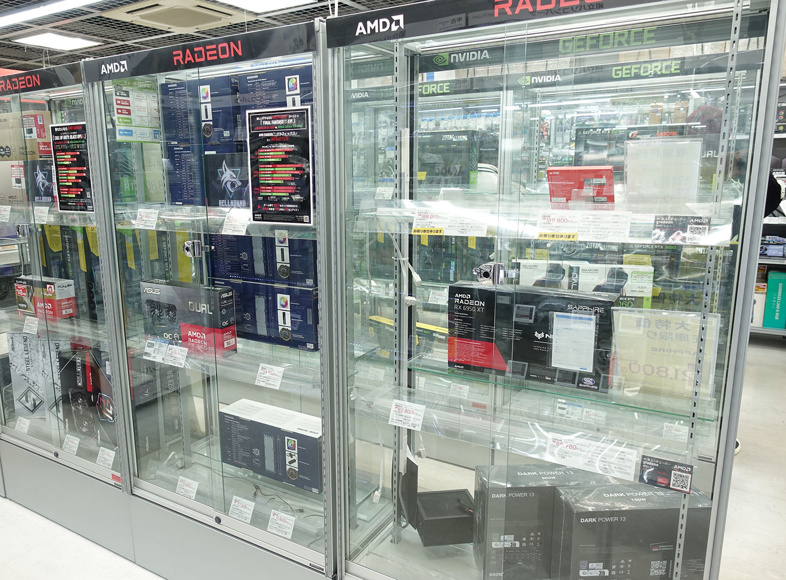 <a href="https://akiba-pc.watch.impress.co.jp/shop/at/sofmap_sougou.html" class="deliver_inner_content i">ソフマップAKIBA パソコン・デジタル館</a>の様子。在庫が残っているのはGeForce RTX 3000シリーズ