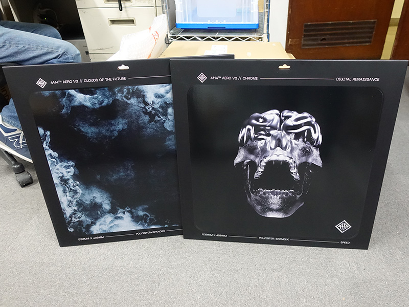 「CLOUDS OF THE FUTURE」(写真左)と「CHROME」