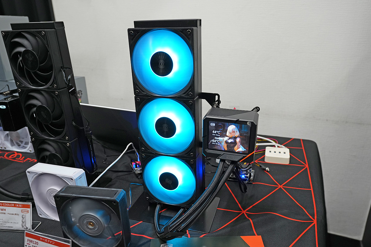 型番などもまだ未決定という液晶画面付きの水冷クーラーのサンプルも展示されていた