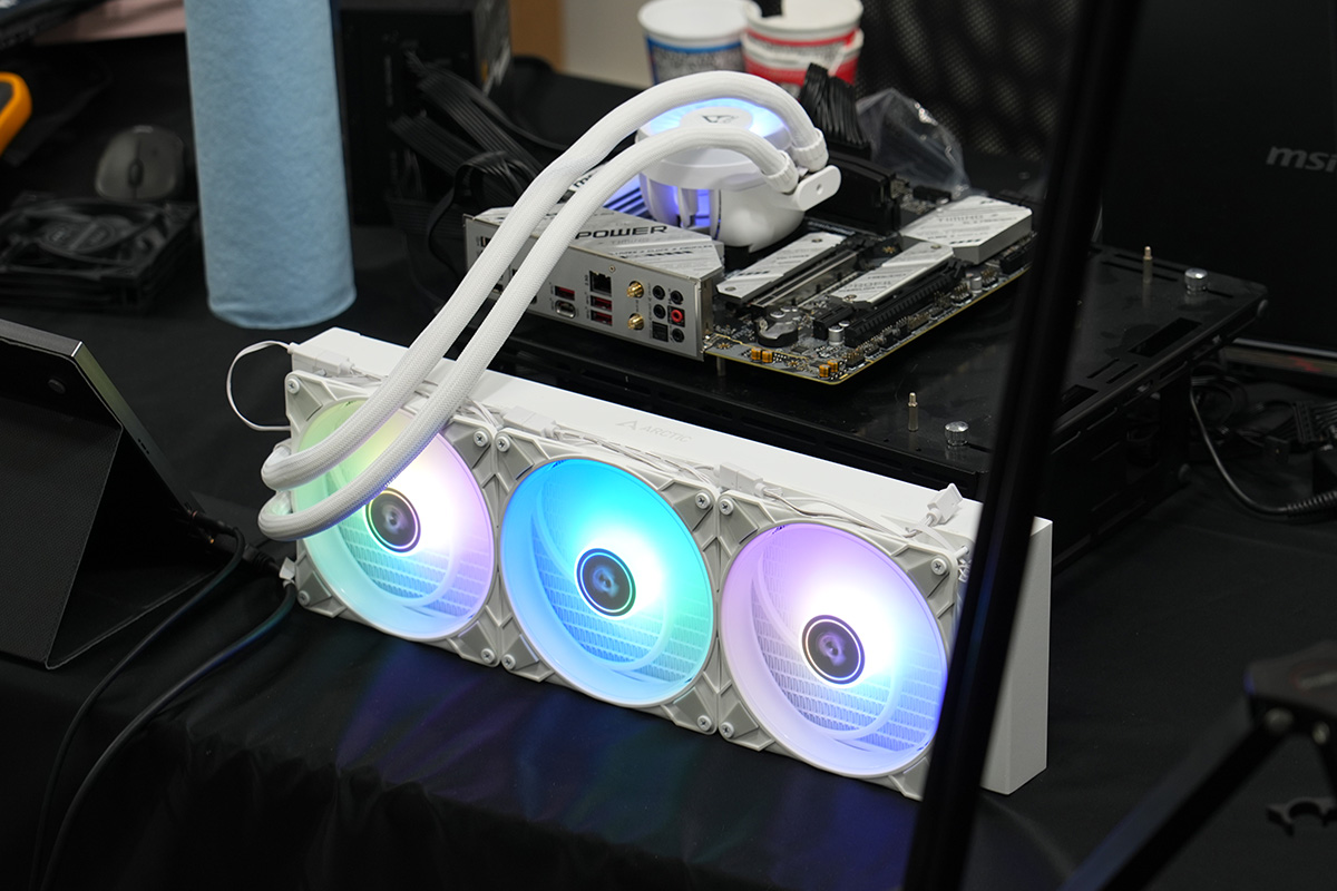 プレゼンテーションでは水冷クーラーのパフォーンマンスが紹介された