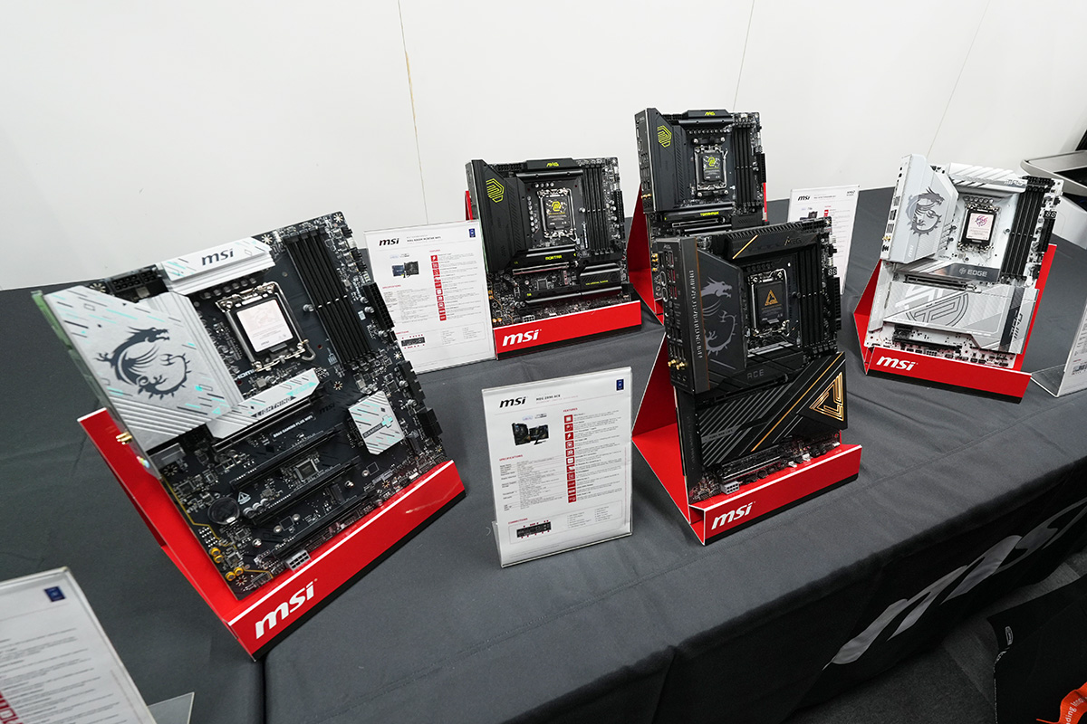 マザーボードも多数展示