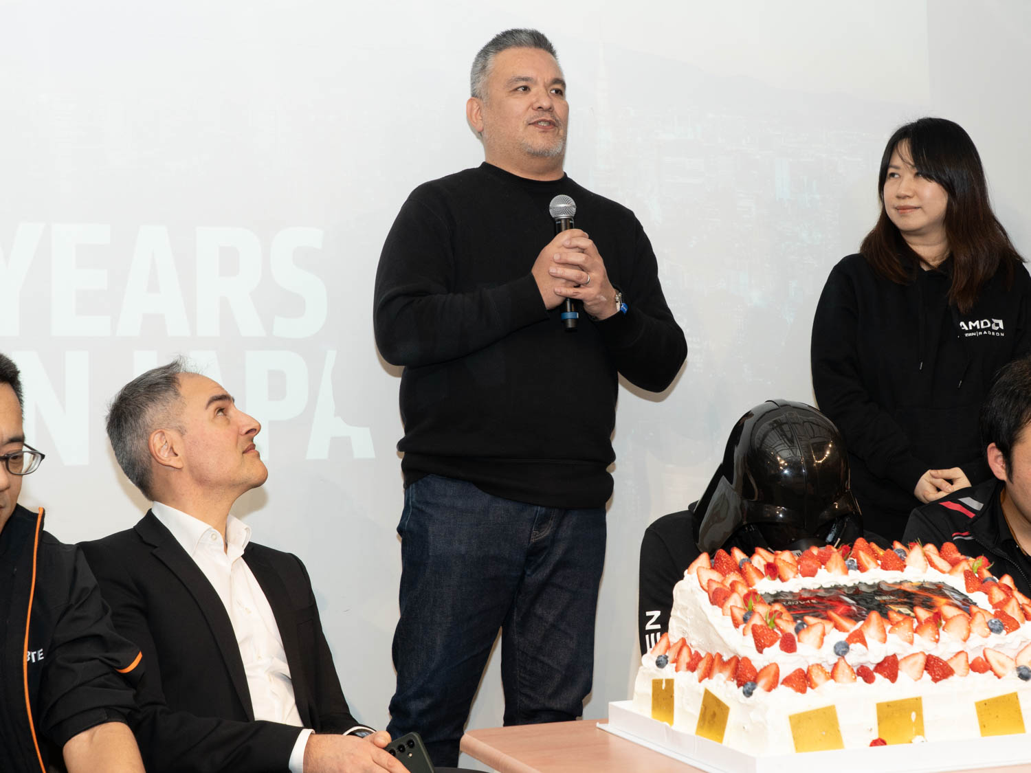 最後に、AMDコンシューマ&コンポーネント営業本部長の土子秀人氏が来場者に謝意を表明した