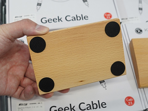 分割キーボードに最適、2つで1組の木製パームレストが3,300円 - AKIBA