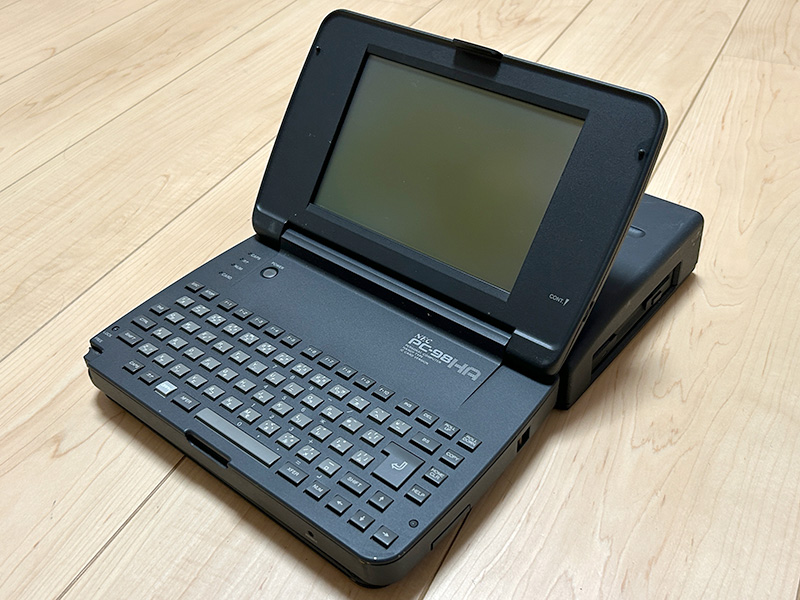 実際に、手のひらに載るくらいの大きさで、当時としては非常に小さなモデルでした。これは、ドッキングステーションと合体させた状態での写真で、縦の長さが約2倍になっています。