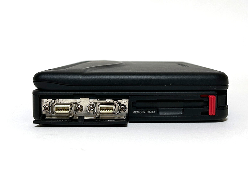 左側面は奥にRS-232Cコネクタ、手前がプリンタポートと並んでいます。どちらもPC-98HA専用の特殊な形状となる14ピンコネクタを採用していました。その手前側にはカードスロットがあり、奥まで挿し込んだ後に赤いスライドスイッチでロックします。