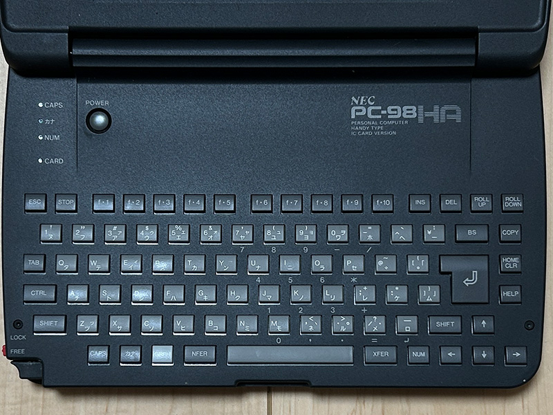 キーボードを上部から撮影してみました。キーとキーの間には余裕があるように見えますが、少し指が太い人だと押すのが難しい感じです。