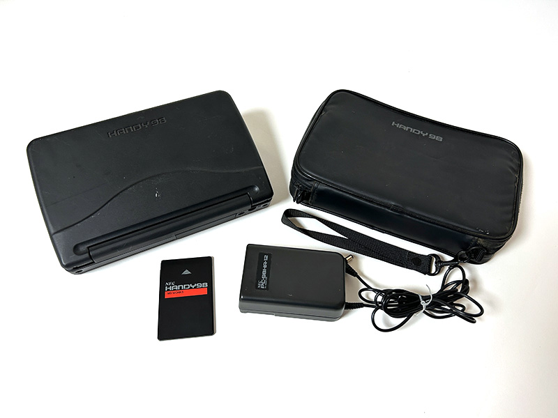 PC-98HAを購入すると、本体の他にMS-WorksとACアダプタ、そしてそれらを収納することができるセカンドバッグが付いていました。ドッキングステーションも単体で撮影しましたが、こちらの価格は5万円となっています。