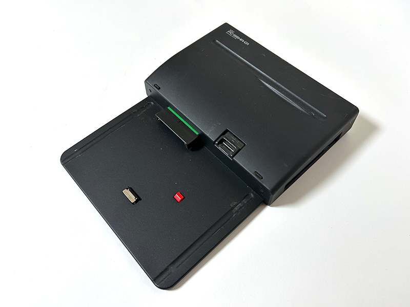 PC-98HAを購入すると、本体の他にMS-WorksとACアダプタ、そしてそれらを収納することができるセカンドバッグが付いていました。ドッキングステーションも単体で撮影しましたが、こちらの価格は5万円となっています。