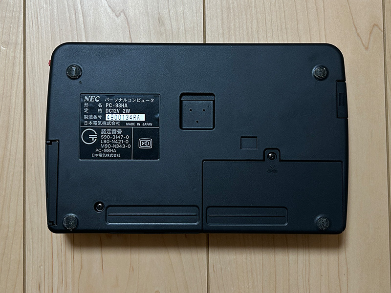 本体背面には、ドッキングステーションと接続するための拡張バスコネクタ、その右側にバッテリーケース用のコネクタと電源用コネクタが並んでいます。本体底面右下に見えるネジを外すと、そこにはバッテリーが収納されています。