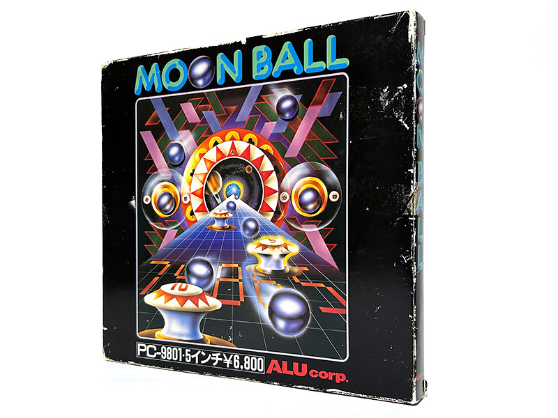 以前に取り上げた『WOOM』と同じく、8インチディスクも入る大きな厚紙のパッケージが採用されています。描かれているのは台のイメージイラストで、最下段には同梱メディアが分かるよう5インチまたは8インチと書かれていました。