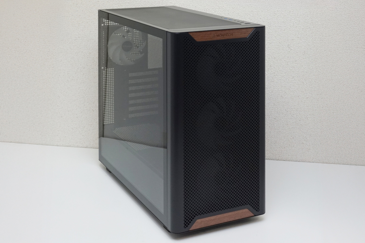 左側板は、組み込んだパーツを眺めて楽しめる強化ガラス製