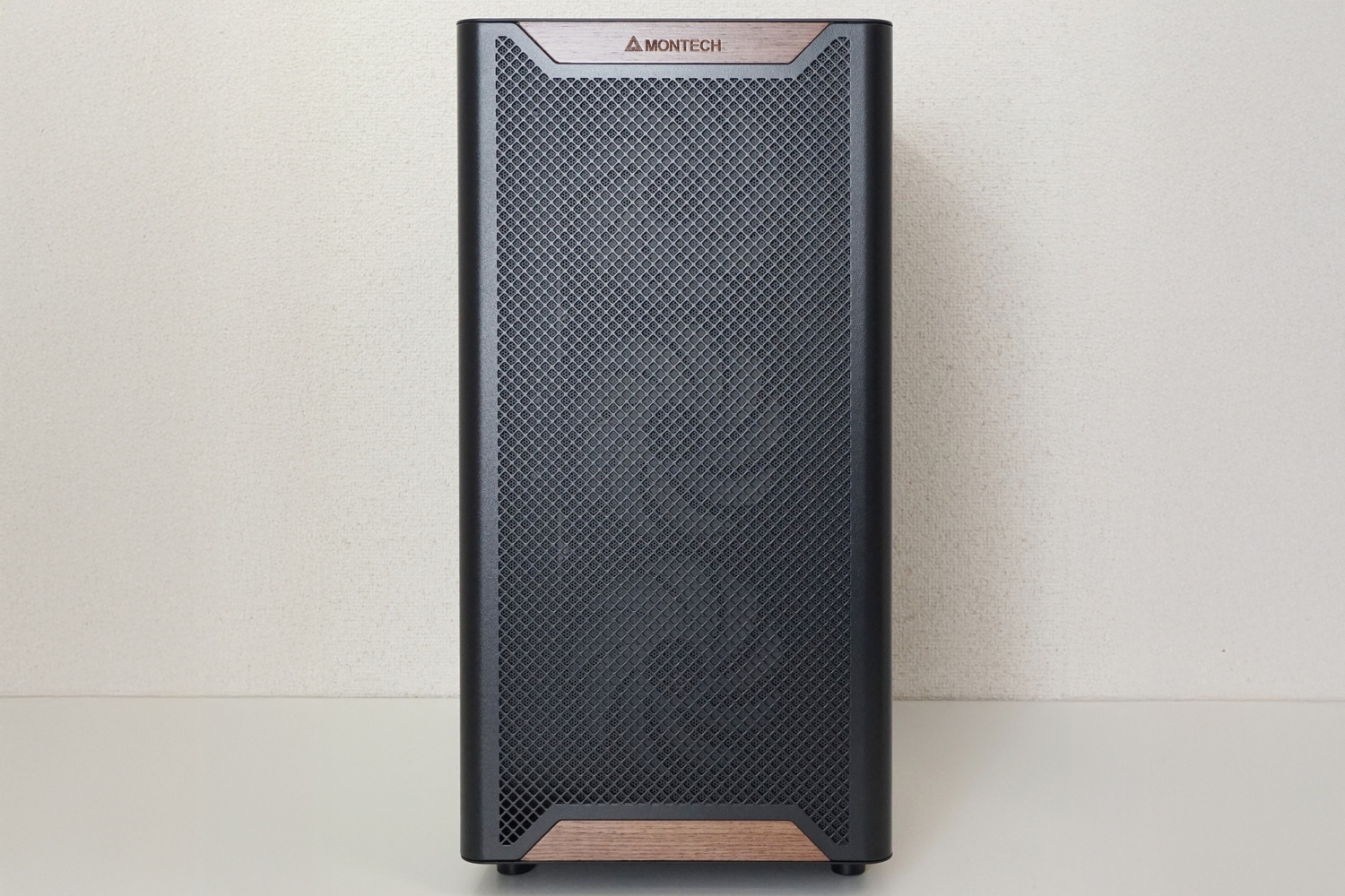 木製プレートは前面の上下にはめ込まれている