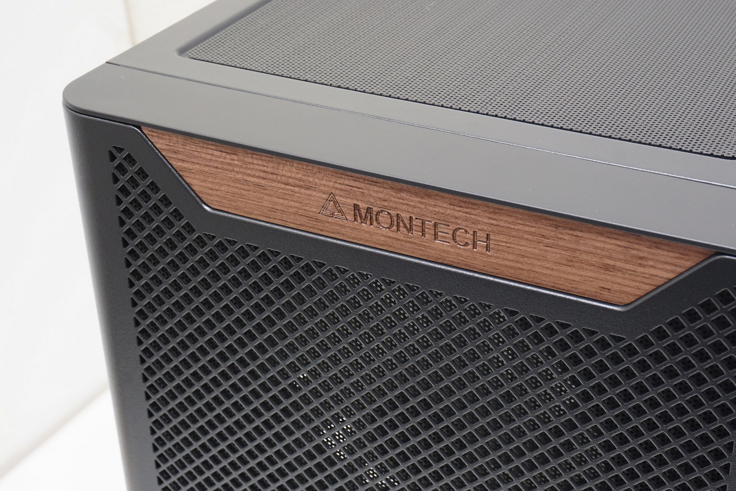 天板側の木製プレートにはメーカー名の「MONTECH」が彫り込まれていた