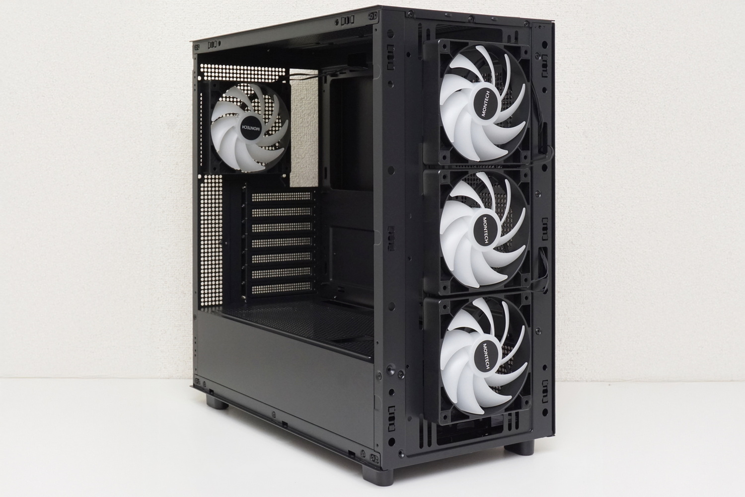 前面に3基、背面に1基のアドレサブルLED対応12cm角ファンを備える