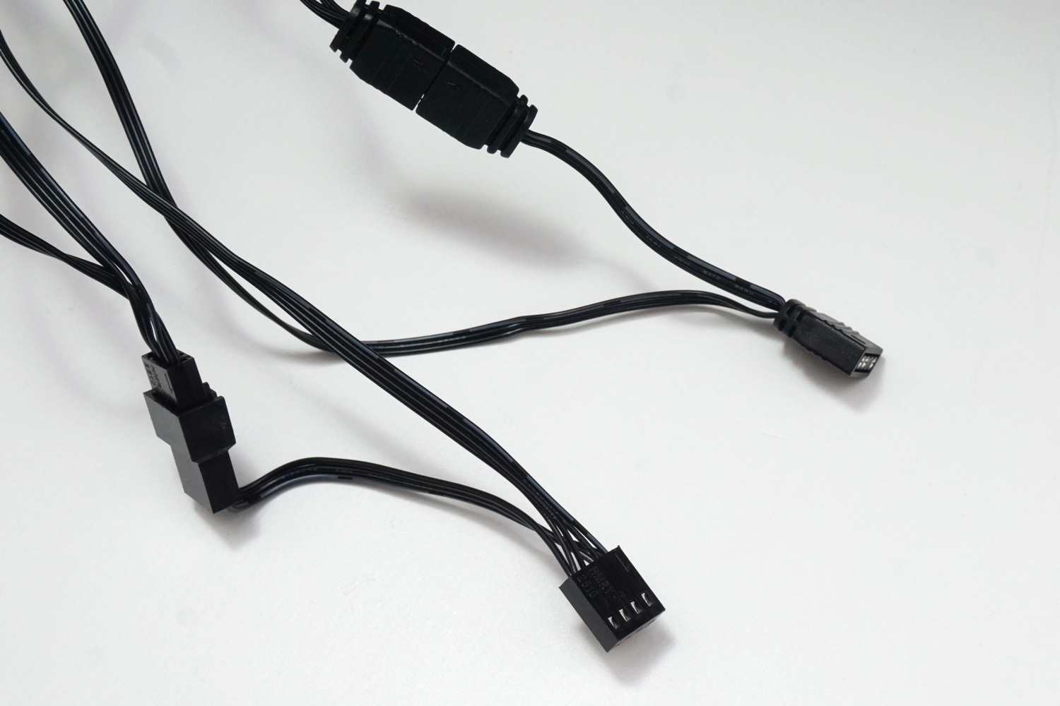 標準搭載のケースファンはデイジーチェーンで接続済みなので、この2本をマザーボードに接続すればよい