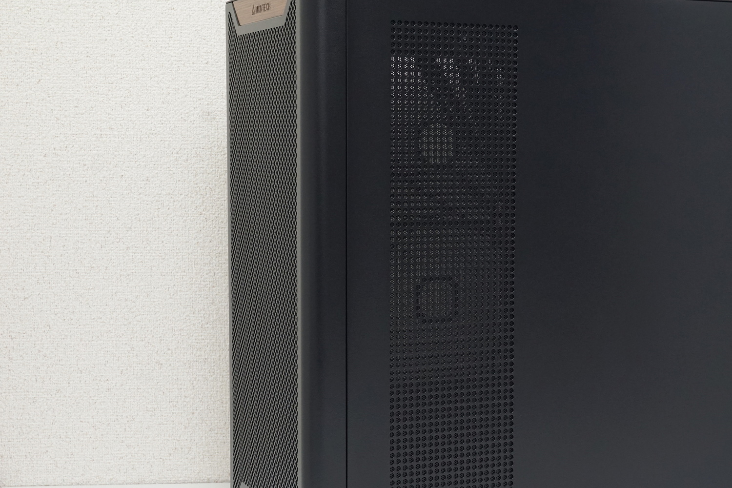 右側面のファンマウンター付近は、外気を取り込むためのメッシュ構造になっている