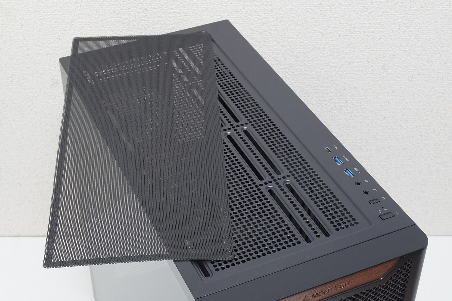 天板にはマグネット式の防塵フィルターを装備する