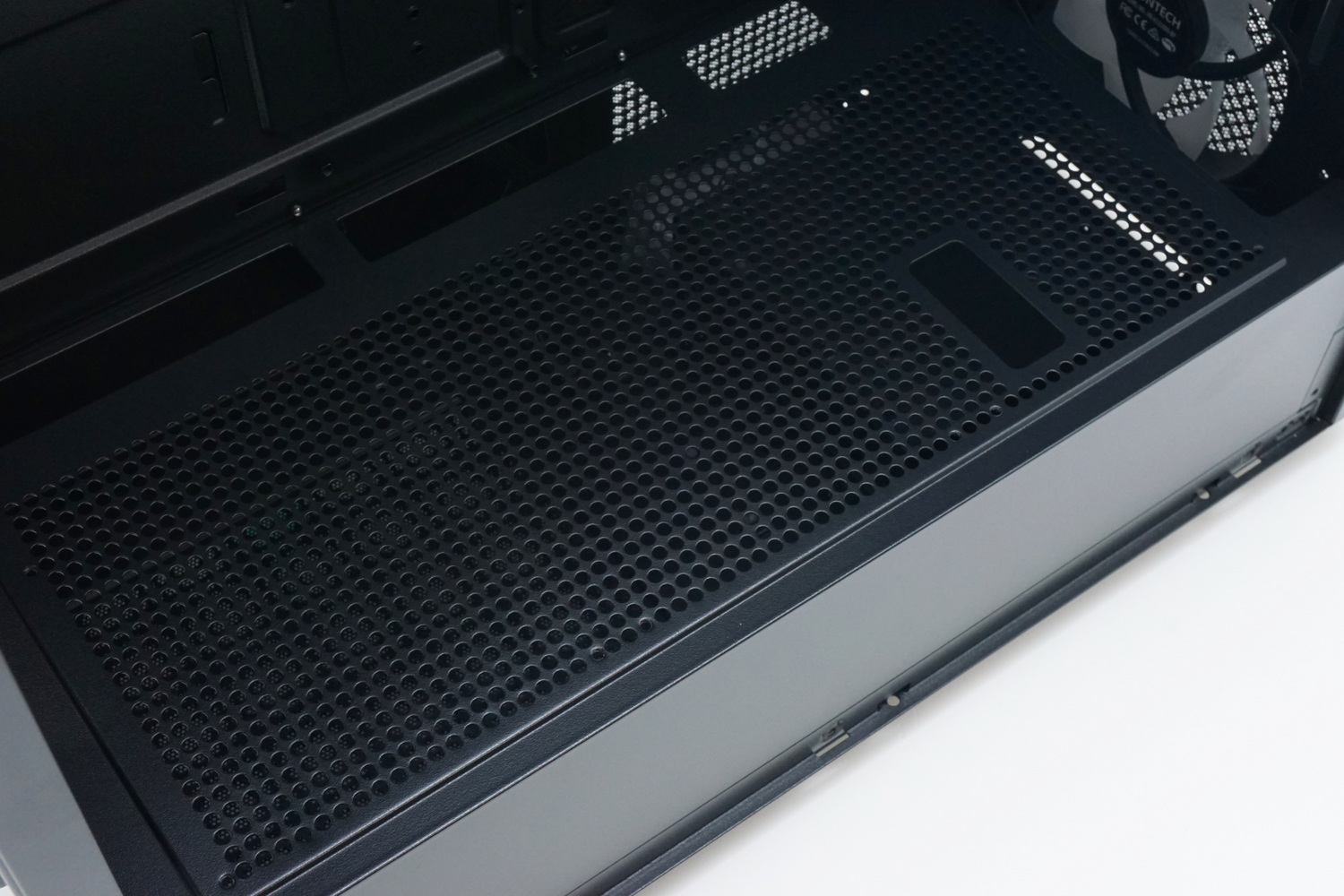 写真だけでは分かりにくいが、メッシュ構造の電源ユニットカバーにはファンを固定するためのネジ穴がある