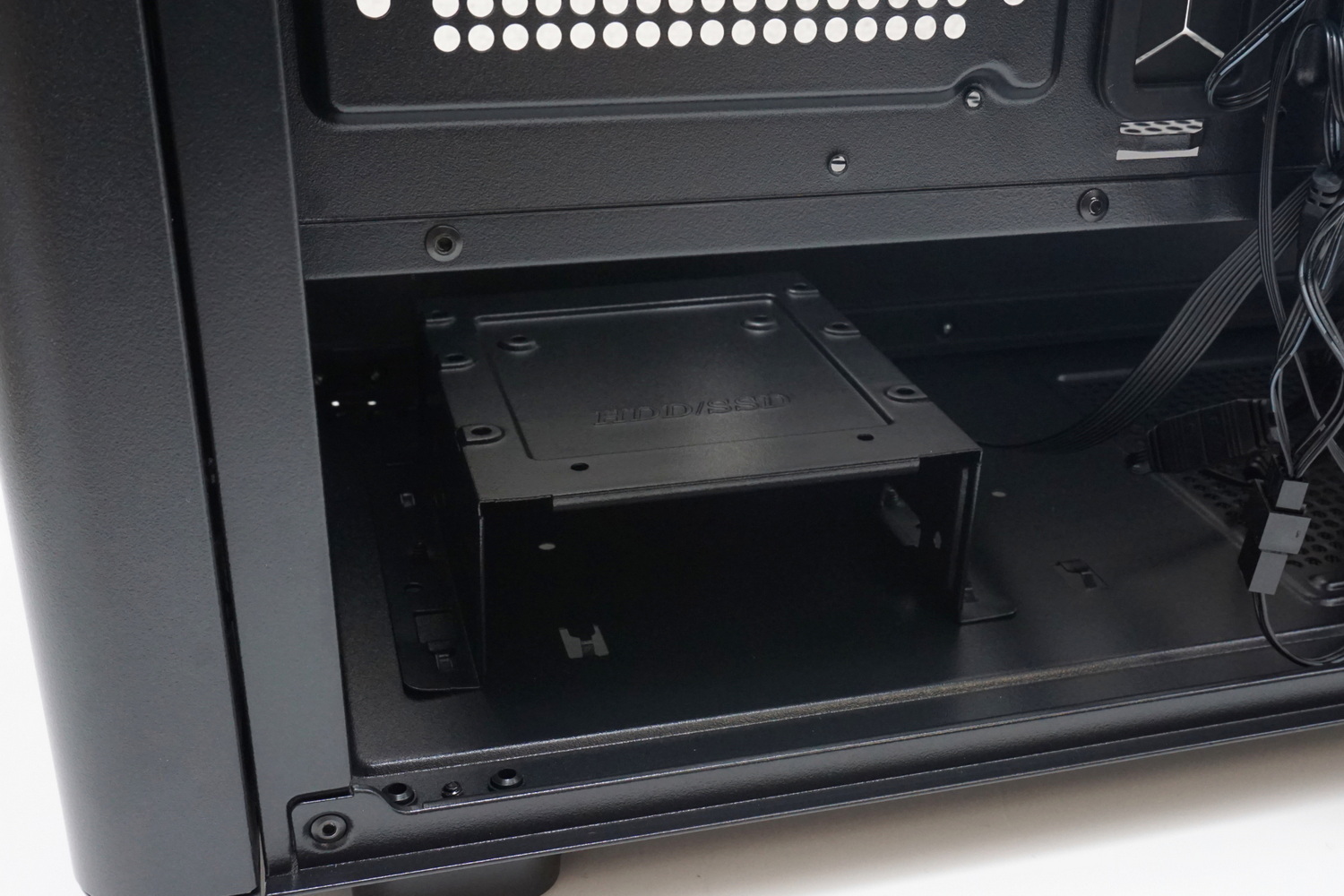 3.5インチHDD用のシャドーベイユニットを前面に近い底部に装備