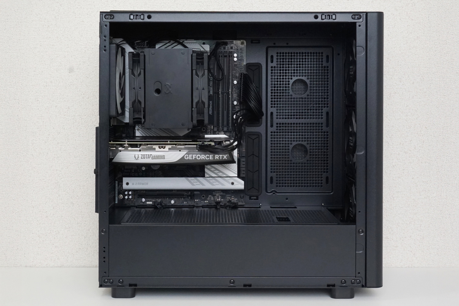 実際にPCパーツを組み込んだところ。ビデオカードなどの拡張カード用を含めて内部のスペースは非常に広い。ハイエンドパーツを組み込める余裕は十分あり、作業かなりしやすいだろう