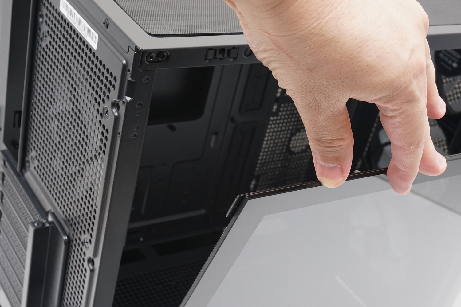 強化ガラス製の左側板はツールレスで、簡単に着脱できる