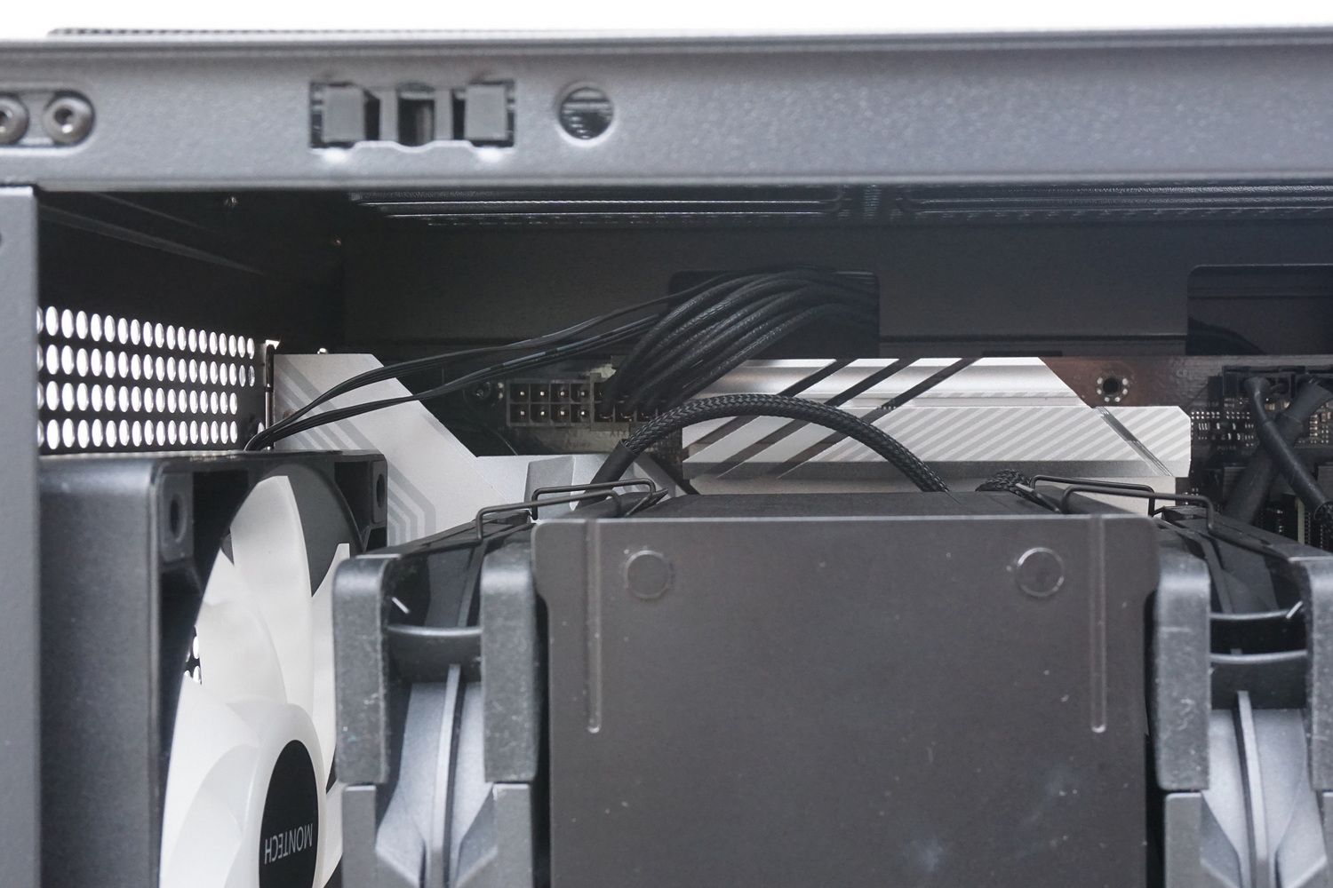 マザーボード上部のEPS12Vコネクター付近。天板との隙間は約2.5cmで、ここだけはスペース的にかなり狭い。後からケーブルを挿すのは至難の業だ