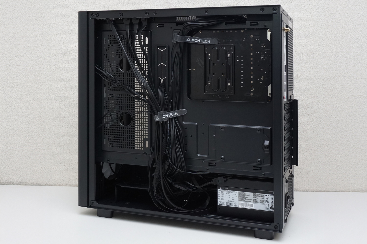 マザーボードベース裏面の様子だ。中央部分にケーブルをまとめて整理するような構造になっている